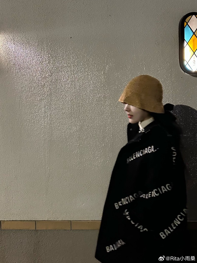 Rita晒照:巴黎世家外套,黄色渔夫帽小小OOTD~