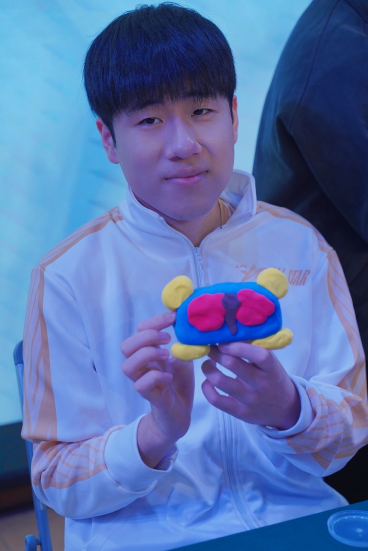 LNG分享GALA参加公益日返图:和小朋友们一起制作小粘土手工