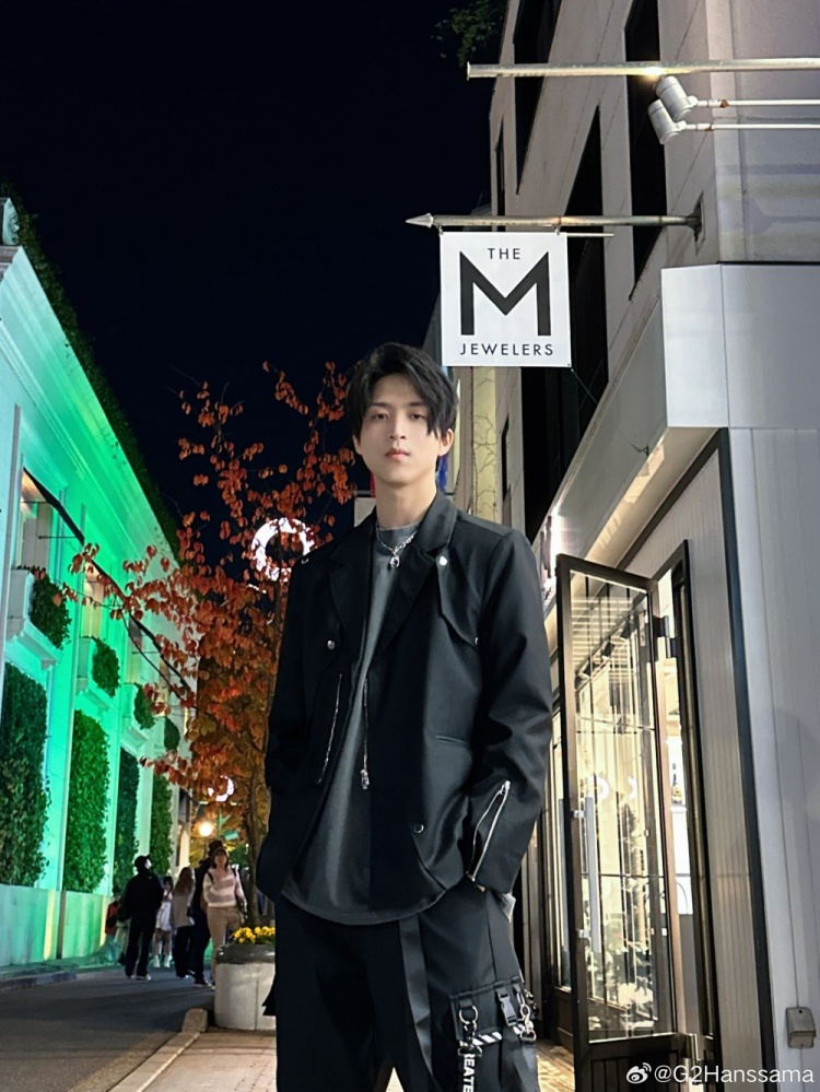 G2下路选手Hanssama分享帅照：晚上好