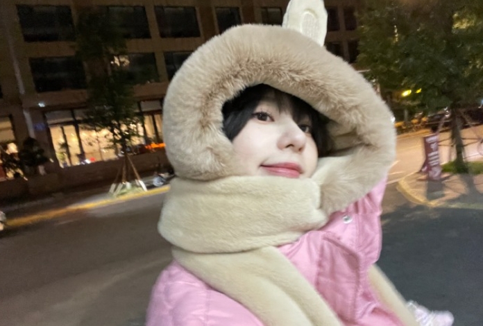 解说甄一一晒照:好冷,街边买的还挺管用