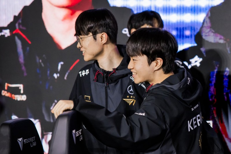 贴吧网友怒斥Faker/Keria变卦冠军皮肤:范进中举不表演不肯消停的?
