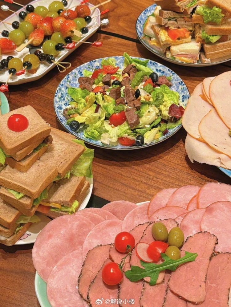 解说小楼晒照:今天没吃苹果,吃了圣诞小饼干