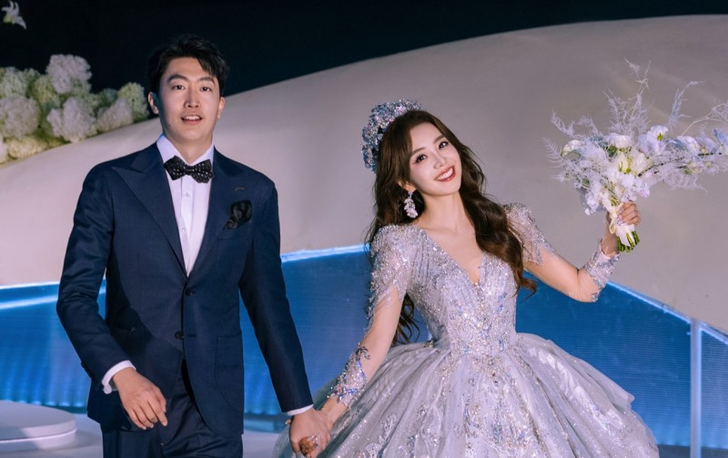 余霜&泽元婚礼花絮:余霜聘请两个化妆师装扮 泽元在身后笑玩手机~