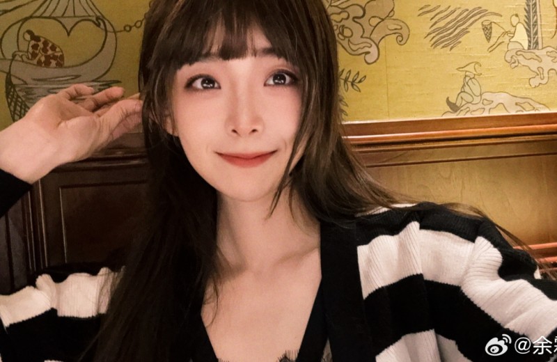 主持余霜晒照:尝试全新齐刘海 已为人妻更是韵味十足~