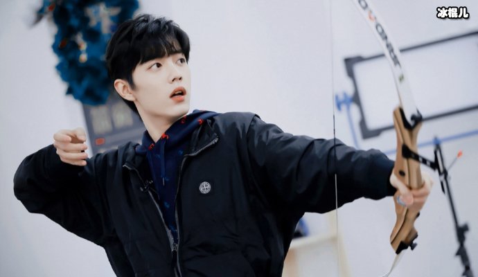 肖战杨紫横店聚餐庆祝合作结束友谊还在,却为何避嫌刻意分开走