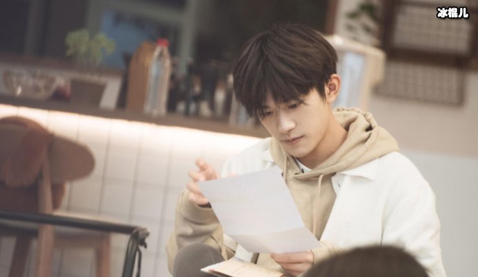 朋友请听好董又霖送千玺礼物有多惊奇,镜头拉近网友:是我没见识