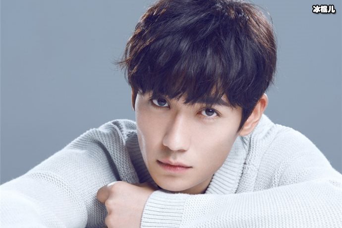 朱一龙拍戏挫伤膝盖坚持演戏,却一直被网友造谣已婚