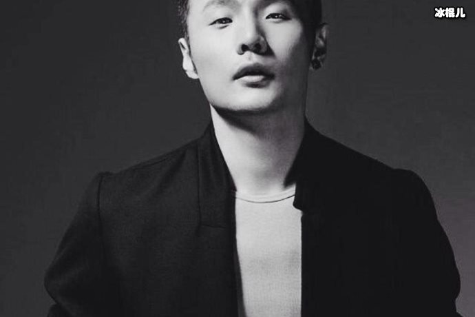 李荣浩夫妇牵手同框被拍,之前二人无法见面杨丞琳不洗头