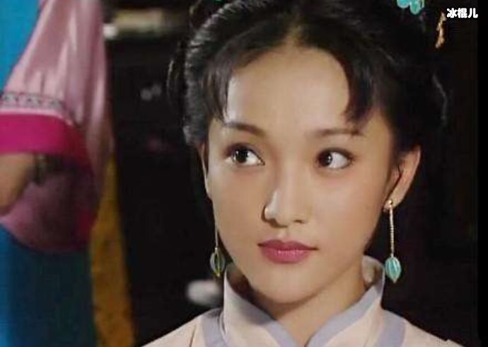 周迅在大街上对着转角镜唱天涯歌女,网友直呼:真性情