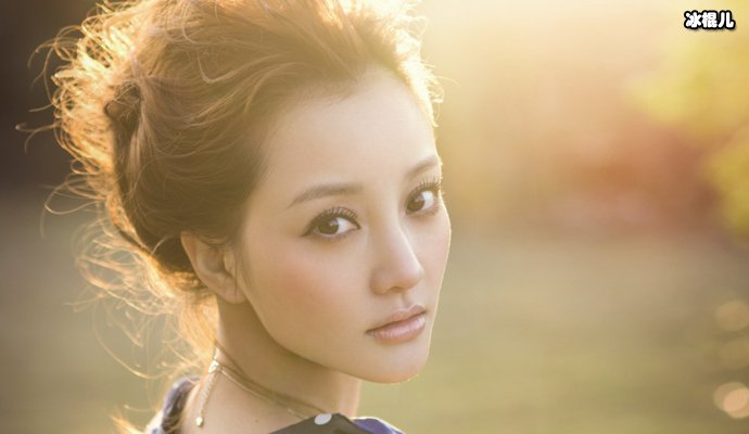 李小璐直播首秀引发关注,网友评论呈两极分化带货能力惊人