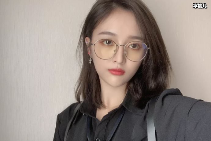 吴宣仪大受追捧笑容甜美说话官方,是粉丝的取向狙击