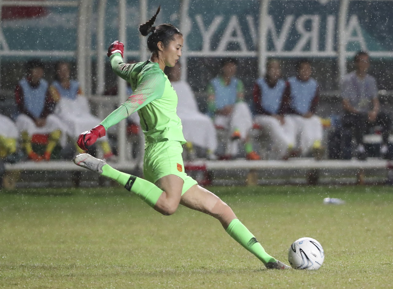 澎湃：踢球升学两不误，普陀女足“一条龙”模式解决家长后顾之忧