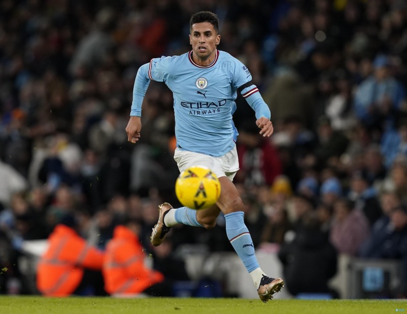 记者:坎塞洛在曼城首季就因无缘主力威胁离开,助教帮他改打左边