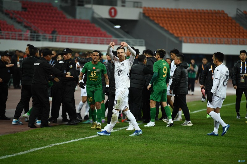 比倒拇指嘲讽的武里南球员是马来华裔?曾差点加盟苏宁然后归化