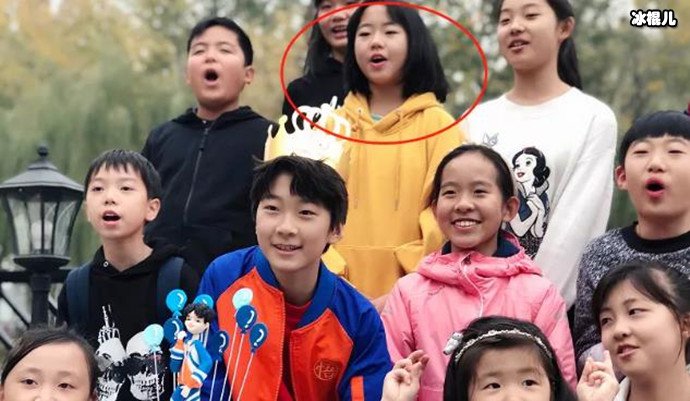 张亮儿子长成高富帅,晒出同学合影,背后女同学太抢镜