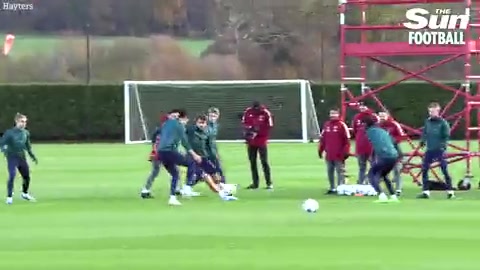 小伙子还得练?塔帅训练中穿裆厄德高，随后做出Siu~庆祝动作