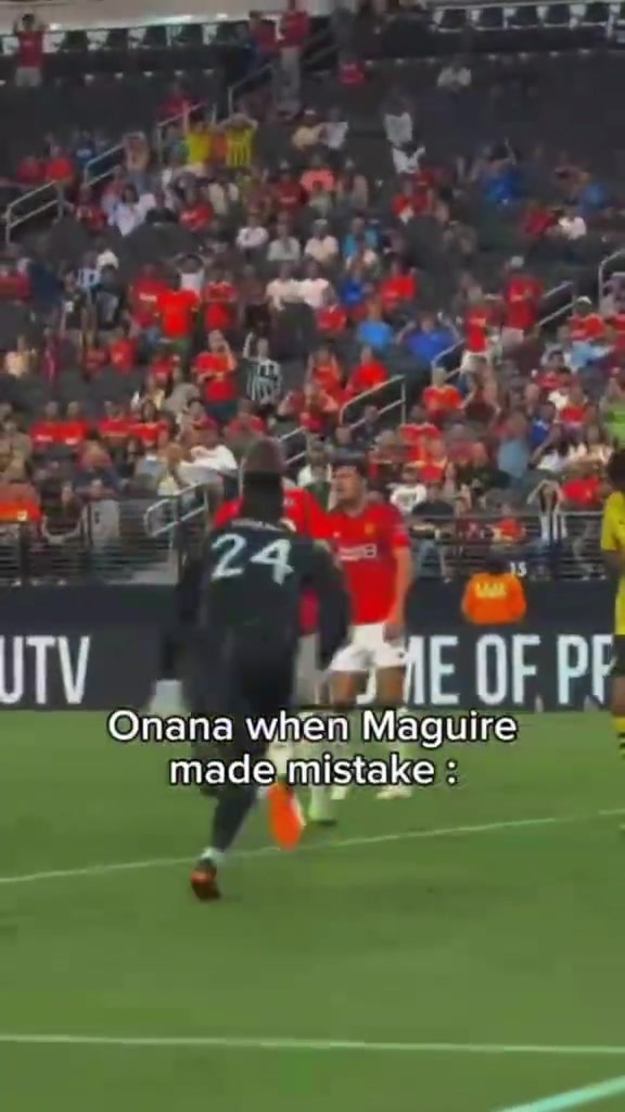 以德报怨❤️马奎尔失误奥纳纳冲他怒吼 奥纳纳丢球马奎尔拥抱安慰