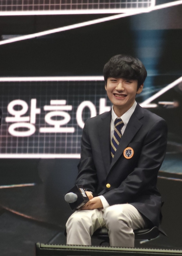 Peanut线下活动返图:这校服一穿 少年感可是扑面而来