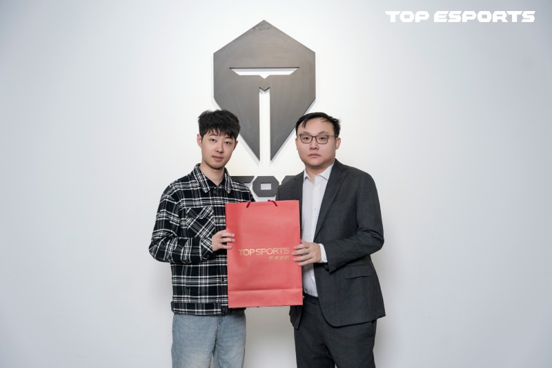 网友吐槽TES教练井盖:OMG时期 就被塞恩这个英雄下了迷魂药!