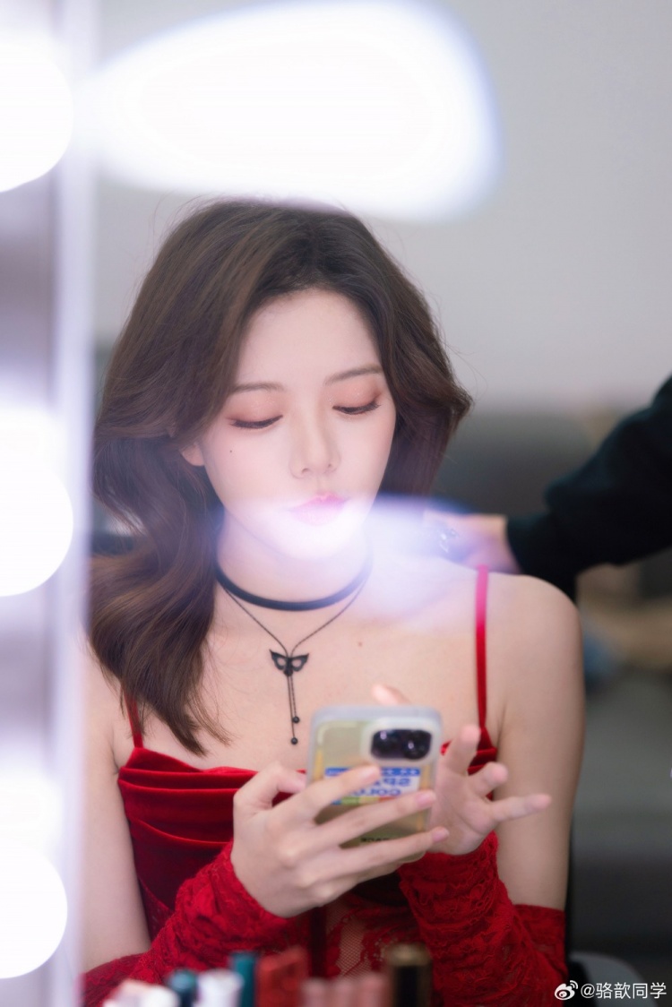 骆歆晒照:红红火火过大年 下一次虹桥2月3号再见啦!