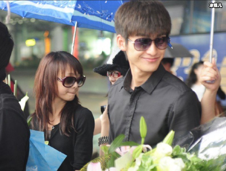 郑爽张翰戴情侣戒指出镜,连续三次同款复合还是巧合?