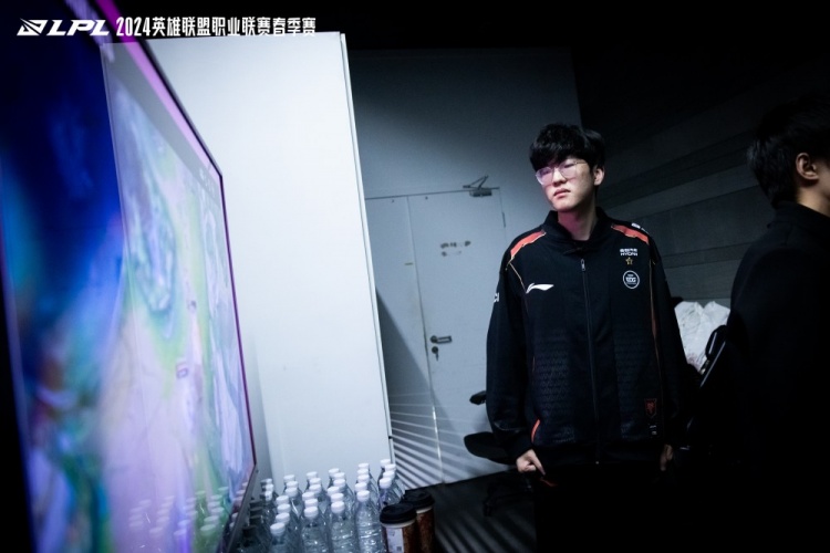 EDG赛后返图:盯着回放若有所思的Jiejie