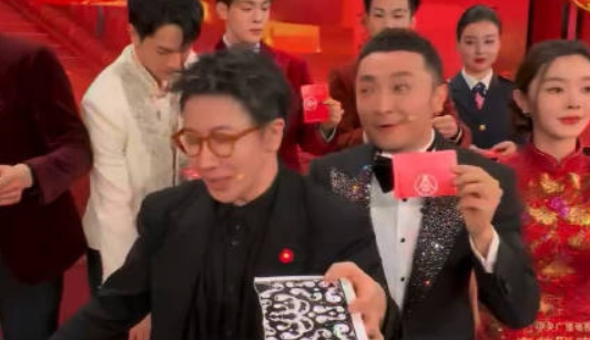 尼格买提拼牌失误一脸心虚 解说Mact:哈哈哈 比相声好笑一百倍!