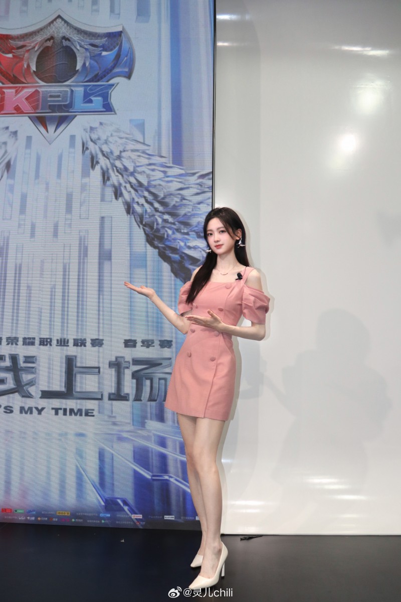 解说灵儿晒照:粉色连衣裙?更显白皙皮肤