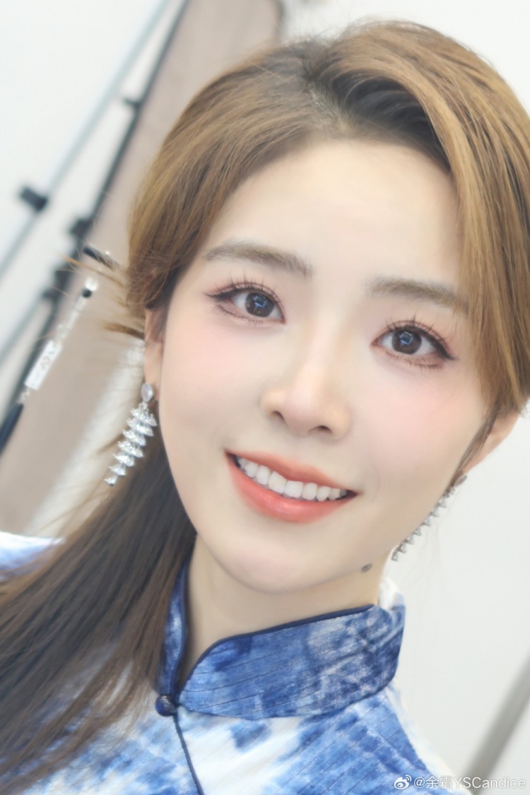 余霜旗袍自拍:晚安 元宵节快乐!