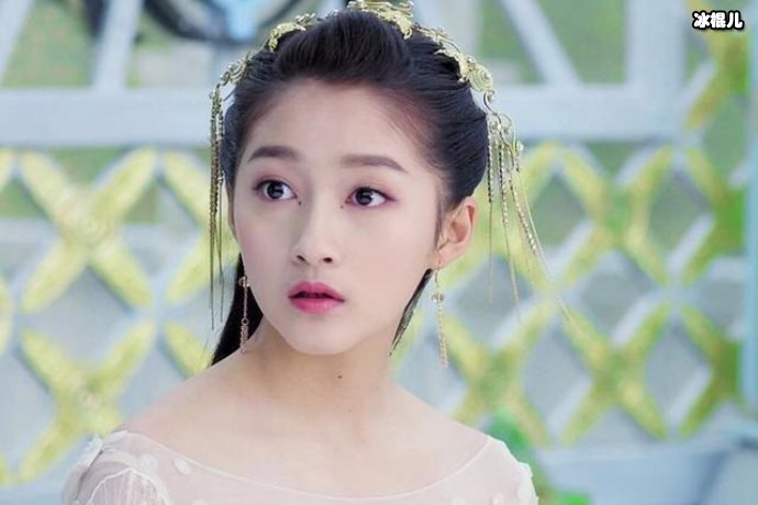 关晓彤紫色v领纱裙秀好身材,长腿白皙性感!