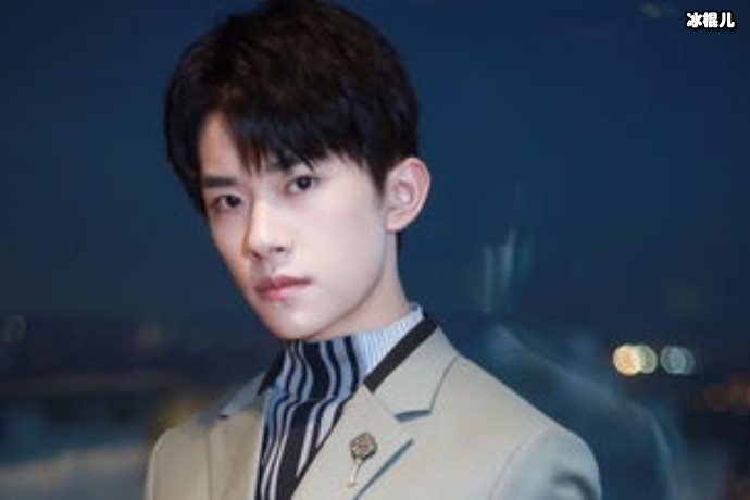 易烊千玺把玩偶当做了话筒,开口发现没声随后反应很可爱