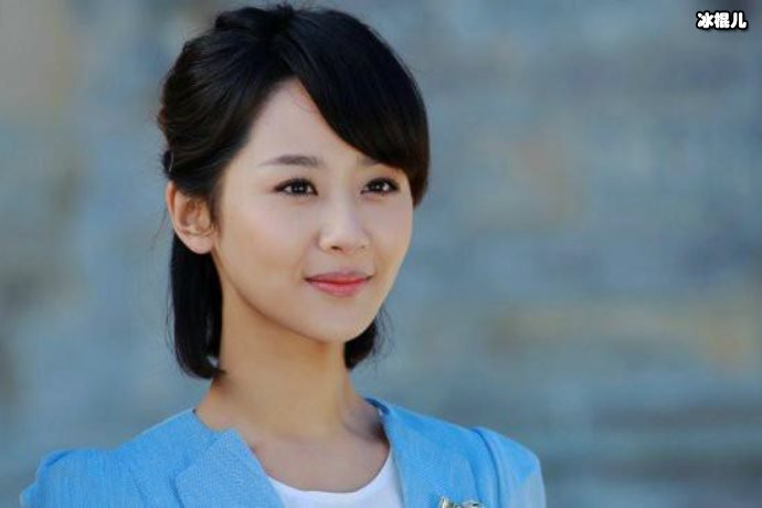 杨紫减肥初有成效,机场卫衣露美腿