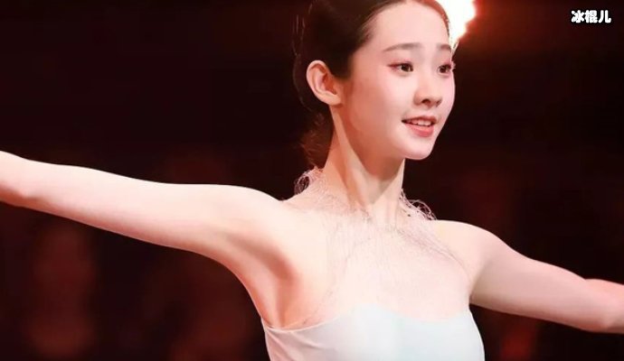 张艺凡疑似被团体排挤,每次合照格格不入