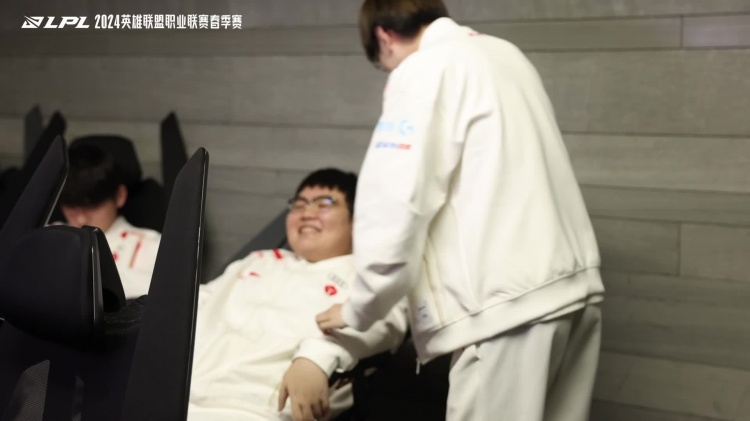 TES赛后花絮:什么叫队内地位!Meiko给369按摩