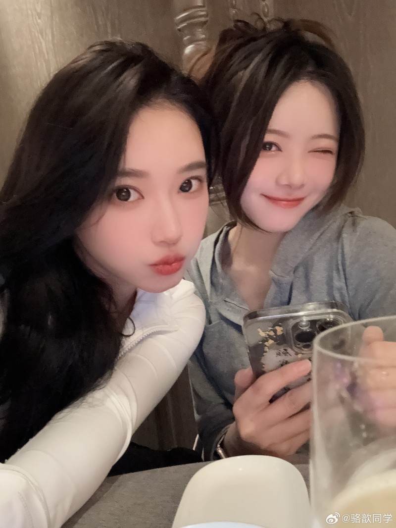 骆歆晒跟姐妹一起打高尔夫返图:请问好看在哪里了