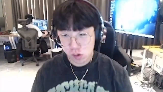 Ruler直播谈对阵FPX出场动作:要不我两只手竖中指?