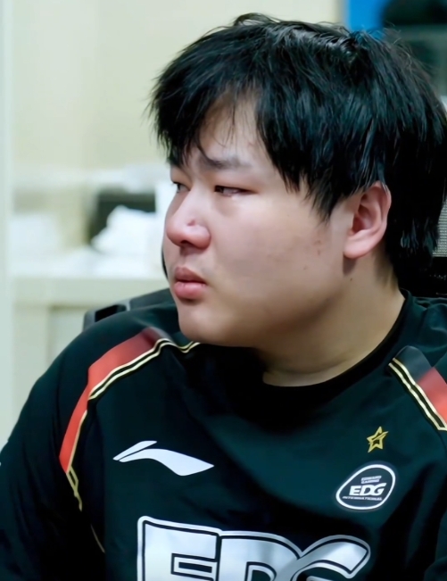 EDG分享后台花絮:TheSnake下场抹眼泪,双眼红肿难掩伤心?