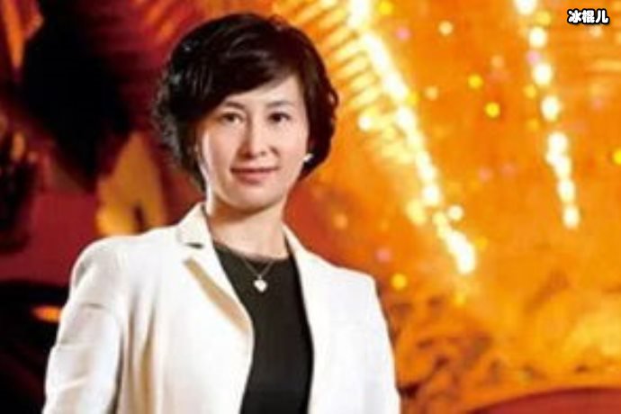 何超琼执意为陈百强扶灵,不顾社会压力和异议