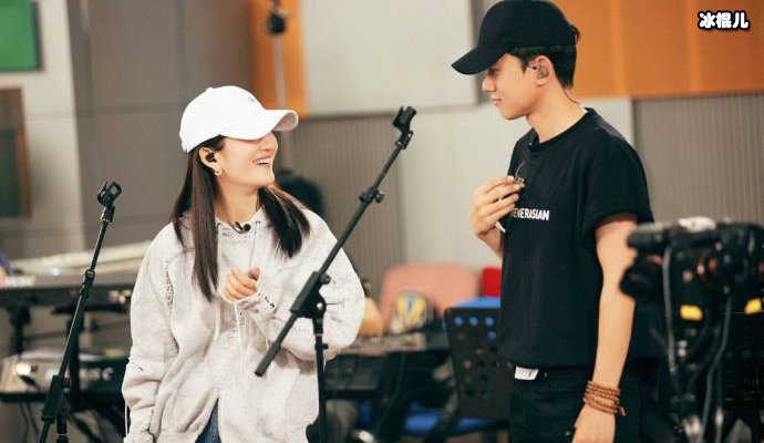 张杰谢娜双胞胎女儿近照曝光,红色长裙似公主又一个王诗龄?