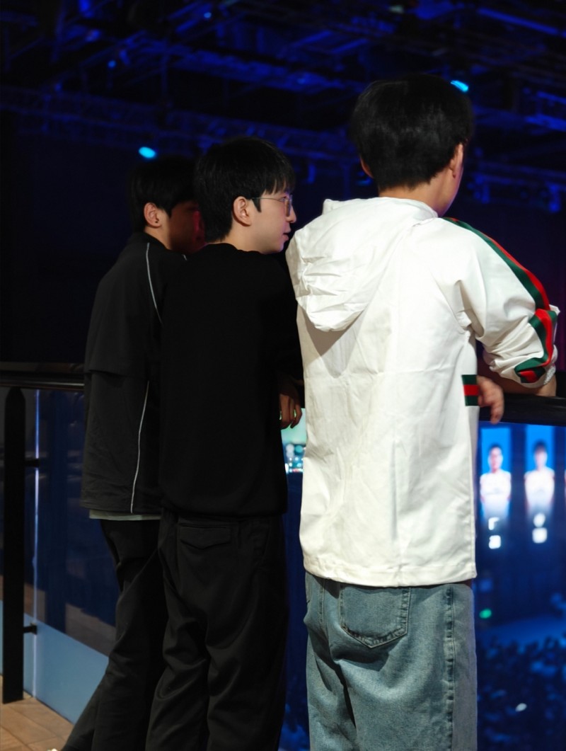 研究对手?ON、Elk、knight三人组现场督战TES对阵JDG