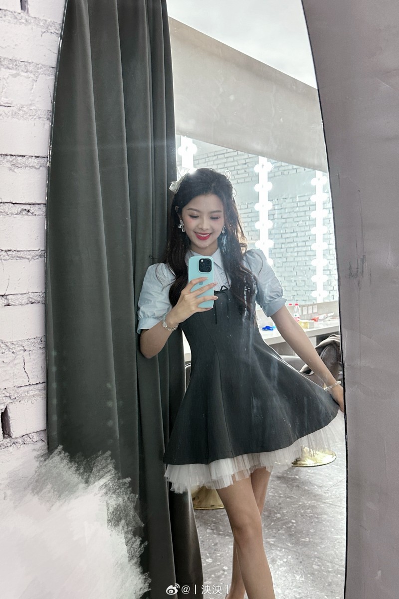 电竞杨超越!主持泱泱晒美照:二路 又快乐了