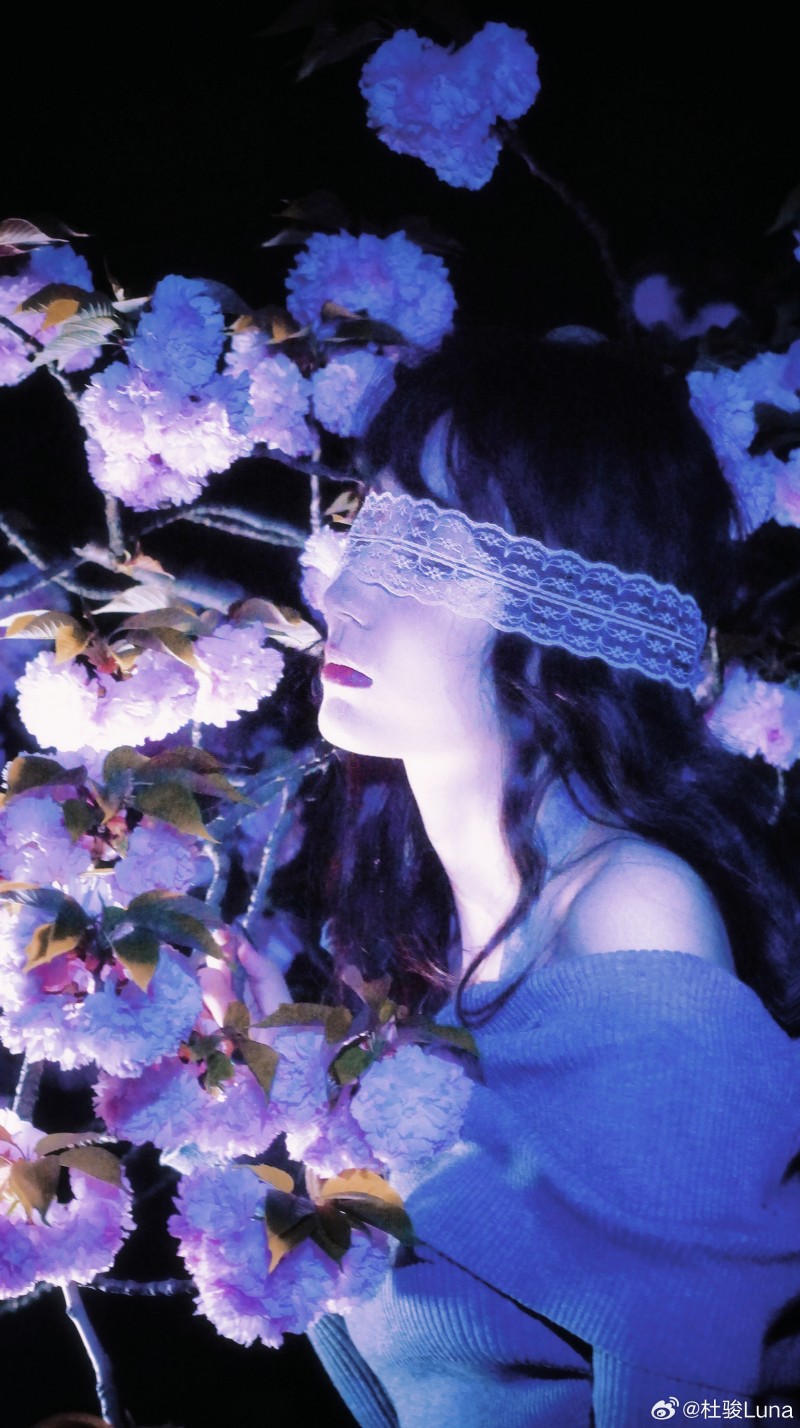 无畏契约赛事主持Luna晒照：小露香肩 紫色确实很有韵味