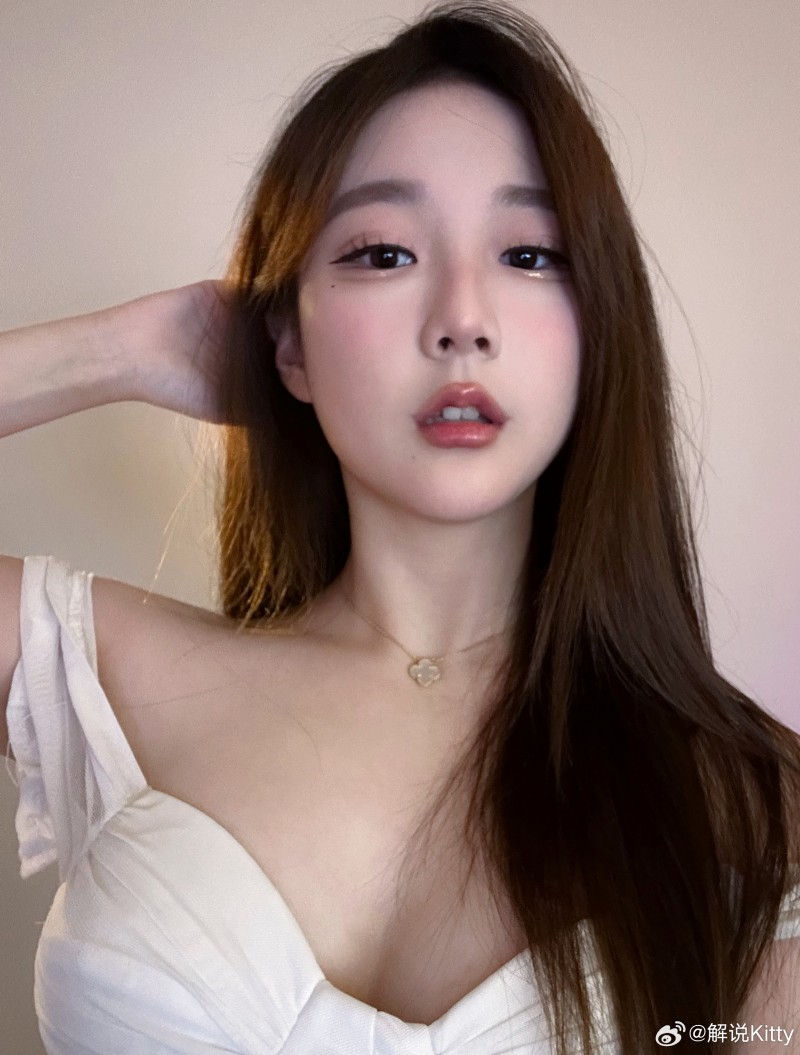 解说Kitty更博晒美照:她好像真的知道怎么拿捏吧友们~