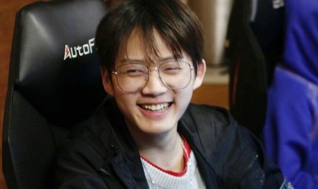 乐言:主播模仿张/元/英转圈 最后因为自己屁股太小了 遗憾离场