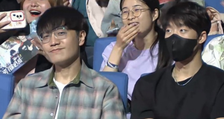 制作人、歌手王铮亮来到KPL现场,观看成都AG vs TES的比赛