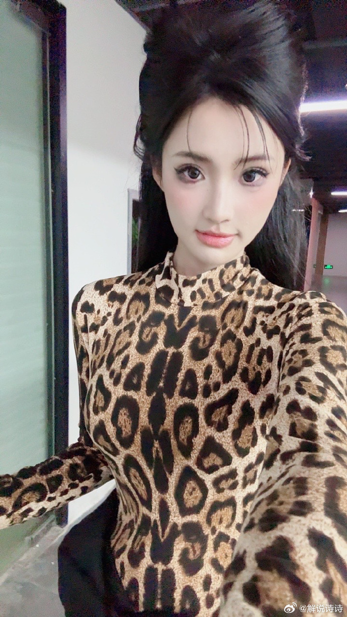 豹纹紧身衣?K甲主持人诗诗发布自拍：汤姆的梦中情豹？