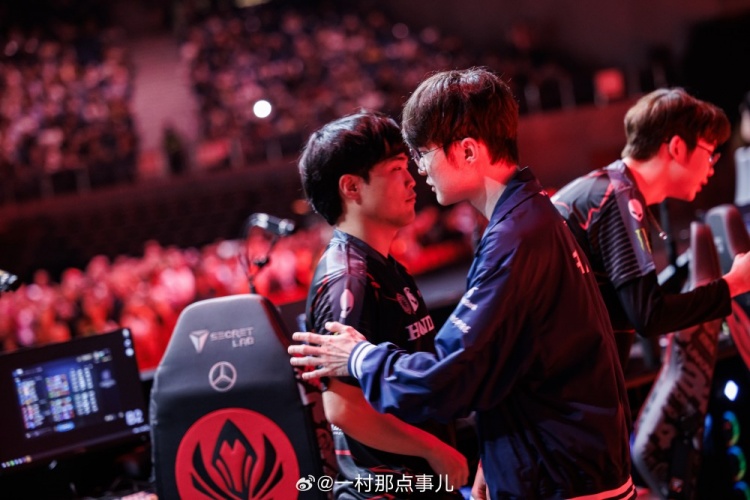 一村晒出Faker照片:传奇!