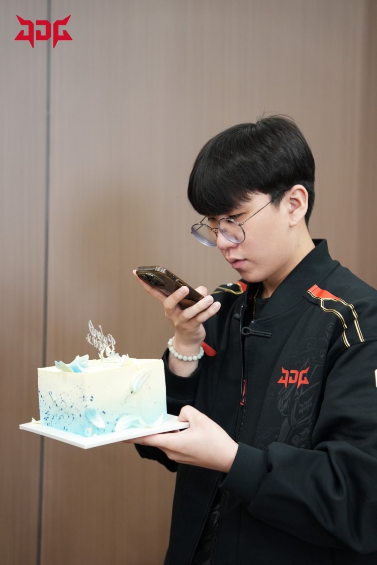 JDG发布Ruler出道八周年返图:感谢Ruler粉丝们送来的应援和祝福