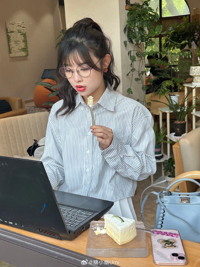 可爱辣妈!Doinb妻子糖小幽晒照:咖啡加冰 ,升职加薪 ! 