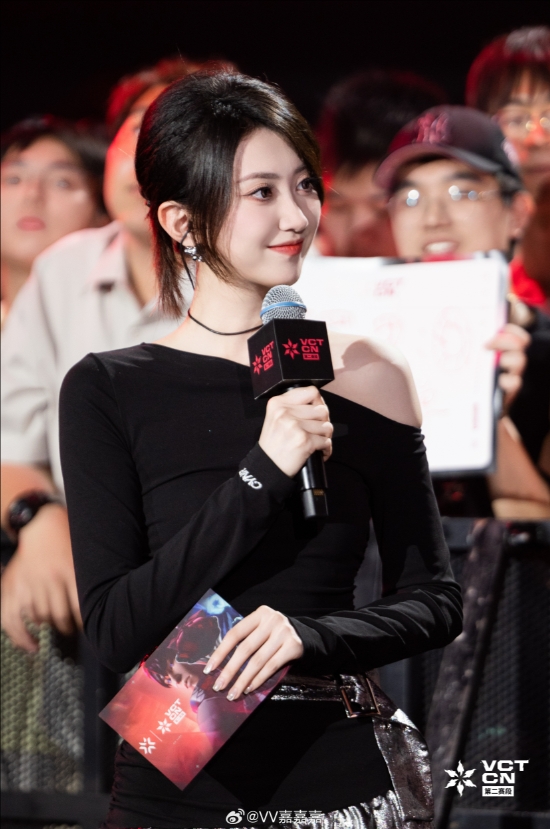 无畏契约美女主持嘉嘉晒照:感受热辣长沙,现场也跟着燥起来了